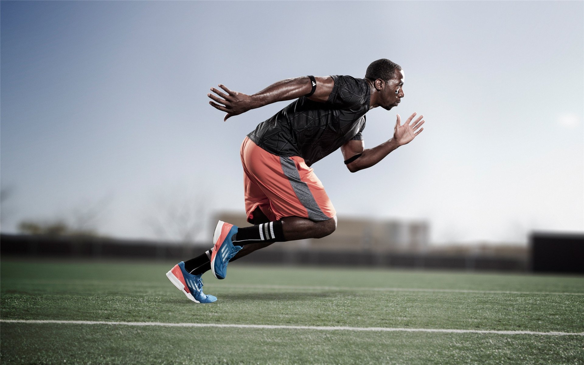 跨界合作系列：足球与时尚元素完美结合，足球创意服装秀